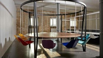 Katanya ini dipakai untuk meeting. Foto: (Bored Panda).