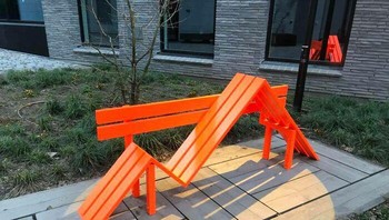 Mau berbeda boleh, tapi ini cara duduknya gimana? Foto: (Bored Panda).