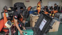 Anggota Basarnas menyiapkan peralatan dan perlengkapannya.