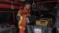 Anggota Basarnas menyiapkan peralatan dan perlengkapan dalam rangka persiapan pengiriman bantuan tim pencarian dan penyelamatan (SAR) ke Turki di lapangan BSG Basarnas, Jakarta, Rabu (8/2/2023).