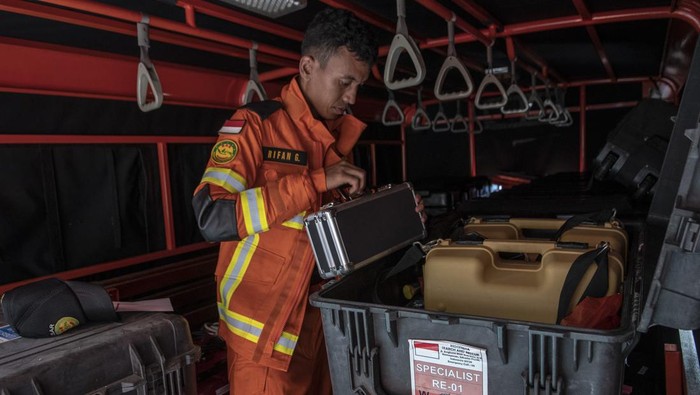 Basarnas Akan Dikirimkan Bantu Korban Gempa Turki Direktur Kesiapsiagaan Basarnas Agus Haryono (kanan) memberikan instruksi kepada anggota Basarnas dalam rangka persiapan pengiriman bantuan tim pencarian dan penyelamatan (SAR) ke Turki di lapangan BSG Basarnas, Jakarta, Rabu (8/2/2023). Pemerintah melalui Basarnas akan mengirimkan tim SAR sebanyak 47 personil untuk membantu proses pencarian korban gempa di Turki. ANTARA FOTO/Muhammad Adimaja/rwa.