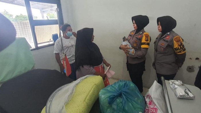 Bayi yang dibuang saat diamankan polisi. (Dok. Polres Rokan Hulu)