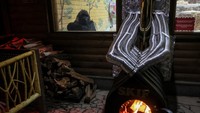 Oven api kayu dinyalakan setiap pagi sehingga suhunya selalu 20 derajat untuk membuat gorila itu hangat dan nyaman.  