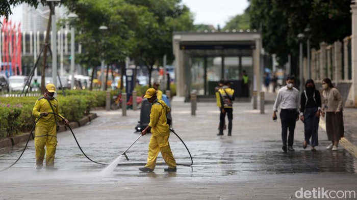 Petugas Bina Marga membersihkan trotoar di Jalan Jenderal Sudirman, Jakarta Pusat. Hal ini dilakukan agar menjaga kebersihan trotoar.