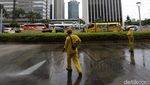 Bersih-bersih, Trotoar Jalan Jenderal Sudirman Kinclong Lagi