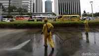 Hal ini dilakukan agar menjaga kebersihan trotoar.