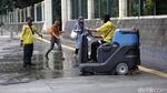 Bersih-bersih, Trotoar Jalan Jenderal Sudirman Kinclong Lagi