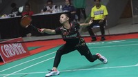 Aksi para atlet muda bulutangkis diiringi kehadiran sosok-sosok mencolok di tepi lapangan. Mereka adalah para hakim garis yang bertugas membantu wasit di BNI Sirnas 2023. Foto: Wisma Putra/detikcom