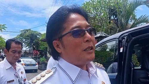 Bupati Badung Giri Prasta saat di Kantor Desa Kekeran, Kecamatan Mengwi, Badung, Rabu (8/2/2023). (Agus Eka)