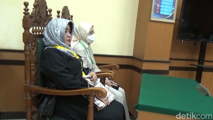 Bupati Purwakarta Anne Ratna Mustika dan kuasa hukumnya.