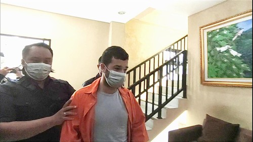 Buronan Interpol Antonio Strangio mengenakan baju tahanan Polda Bali saat digiring petugas.