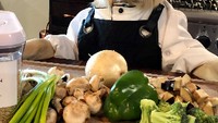 Badger juga berpose layaknya manusia yang berprofesi sebagai chef. Ia berada di meja yang penuh engan bahan masakan tumisan sayuran. Foto: Instagram @cookingwithbadger