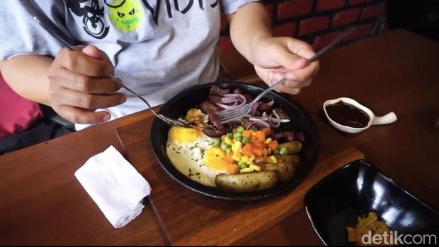 Daging kambing asap di Bakara, Sukabumi.
