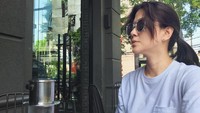 Dee Adnan menikmati kopi Vietnam di kafe bernama Liberica. Momennya menikmati kopi ini sambil mengerjakan pekerjaannya. Foto: Instagram @deeadnan