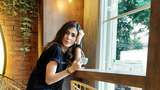 Dee Adnan, Pacar Tyo Nugros yang Hobi Ngopi di Kafe