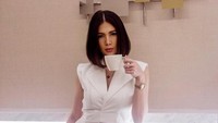 Dee Adnan adalah pacar Tyo Nugros yang berprofesi sebagai arsitek. Melihat dari unggahan di Instagram, Dee tampaknya doyan sekali minum kopi. Foto: Instagram @deeadnan