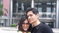 Dee Adnan dan Tyo Nugros, pasangan yang mencuri perhatian karena terpaut usia 23 tahun. Tyo Nugros juga sedang diperbincangkan karena awet muda. Foto: Instagram @deeadnan
