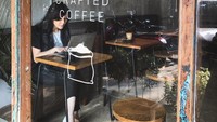 Dee mengunjungi kafe bernama Goni. Di sana, ia menikmati waktunya sambil menyeruput secangkir kopi. Foto: Instagram @deeadnan