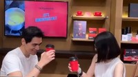 Tyo Nugros dan kekasih memiliki momen manis di Instagram. Ini momen kebersamaan mereka saat ngopi bersama. Foto: Instagram @deeadnan