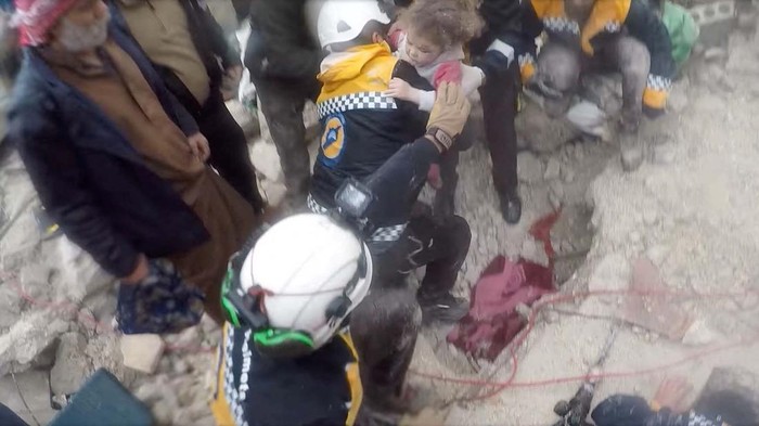 Detik-detik Bocah Diselamatkan dari Reruntuhan Bangunan di Suriah A child is being rescued from the rubble caused by the earthquake in rebel-held town of Jandaris, Syria, February 7, 2023 in this picture obtained from social media. White Helmets/via REUTERS THIS IMAGE HAS BEEN SUPPLIED BY A THIRD PARTY. MANDATORY CREDIT. NO RESALES. NO ARCHIVES.