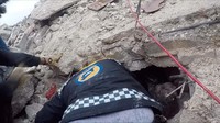 Seorang anak tertimbun reruntuhan bangunan yang hancur akibat gempa di Kota Jandaris, Suriah, Selasa (7/2/2023).
