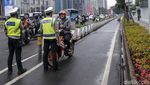 Dihadang Polisi, Pemotor Putar Balik di Jalur Sepeda Kawasan Sudirman