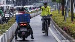 Dihadang Polisi, Pemotor Putar Balik di Jalur Sepeda Kawasan Sudirman