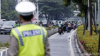 Seperti diketahui, jalur sepeda kerap digunakan para pemotor pada jam-jam sibuk.