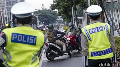 Dihadang Polisi, Pemotor Putar Balik di Jalur Sepeda Kawasan Sudirman
