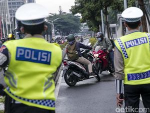 Dihadang Polisi, Pemotor Putar Balik di Jalur Sepeda Kawasan Sudirman
