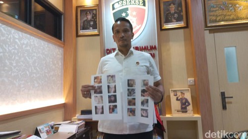 Dirreskrimum Polda Jambi, Kombes Andri Ananta Yudhistira menunjukkan puluhan koleksi video porno wanita muda pedofil tersangka pencabulan 17 anak.