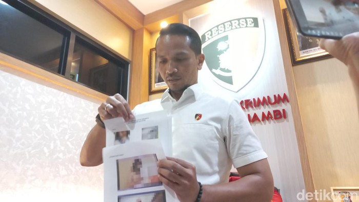 Dirreskrimum Polda Jambi, Kombes Andri Ananta Yudhistira menunjukkan puluhan koleksi video porno wanita muda pedofil tersangka pencabulan 17 anak.