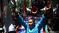 Massa aksi pun tumpah ruah di lokasi. Kondisi ini menyebabkan Jalan Merdeka Selatan arah Tugu Tani menuju Patung Kuda tak bisa dilewati pengendara.  