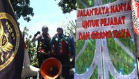 Pantauan detikcom di lokasi, Rabu (8/2/2023), massa aksi memadati jalanan depan Balai Kota DKI Jakarta, Jalan Medan Merdeka Selatan, Jakarta Selatan, sejak pukul 12.50 WIB.  