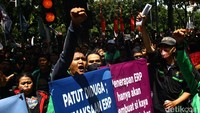 Massa aksi dari pengemudi (driver) ojek online (ojol) menggeruduk Balai Kota DKI Jakarta. Massa aksi itu menolak wacana penerapan jalan berbayar elektronik atau electronic road pricing (ERP).  