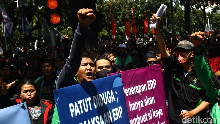 Driver Ojol Geruduk Balai Kota DKI, Tolak Rencana ERP! Massa aksi dari pengemudi (driver) ojek online (ojol) menggeruduk Balai Kota DKI Jakarta. Massa aksi itu menolak wacana penerapan jalan berbayar elektronik atau electronic road pricing (ERP), Rabu (8/2/2023).