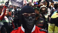 Mereka berasal dari berbagai komunitas ojol di seluruh wilayah Kota Jakarta.  