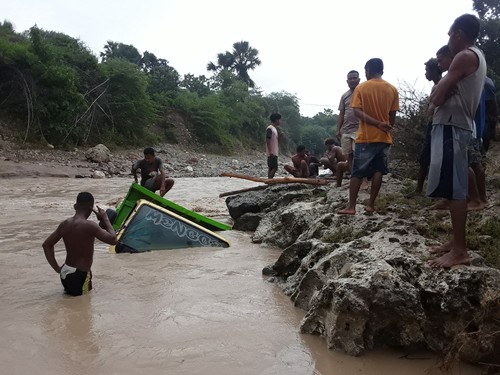 Dua mobil dump truk terjebak banjir bandang di Sungai Tuahanat, Desa Oelnasi, Kecamatan Kupang Tengah, Kabupaten Kupang, NTT, Rabu (9/2/2023) Yufen Ernesto/detikBali.