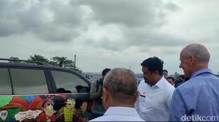 Dubes Belanda untuk Indonesia, Lambert Girjn memuji mobil dinas Wali Kota Medan Bobby Nasution yang dimural.