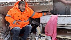 Potret Pilu Ayah Genggam Tangan Putrinya yang Tewas di Gempa Turki