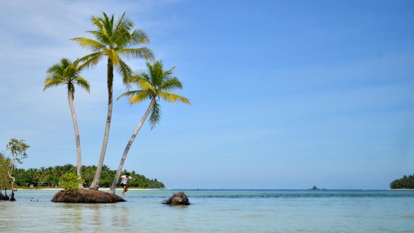 Posisinya yang langsung menghadap Samudera Hindia membuat kepulauan ini memiliki ombak besar yang konsisten.