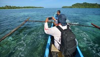 Pengunjung menggunakan perahu bercadik menikmati perjalanan di antara Pulau Putoutougat dan Pulau Silabok, Kabupaten Kepulauan Mentawai, Sumatera Barat.