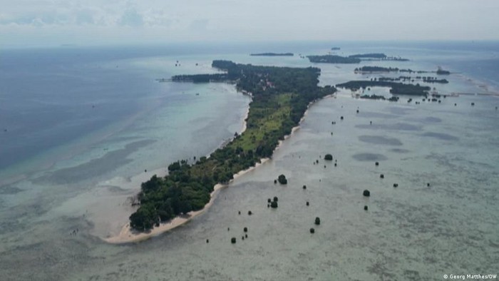 Empat Warga Pulau Pari Gugat Raksasa Semen Eropa