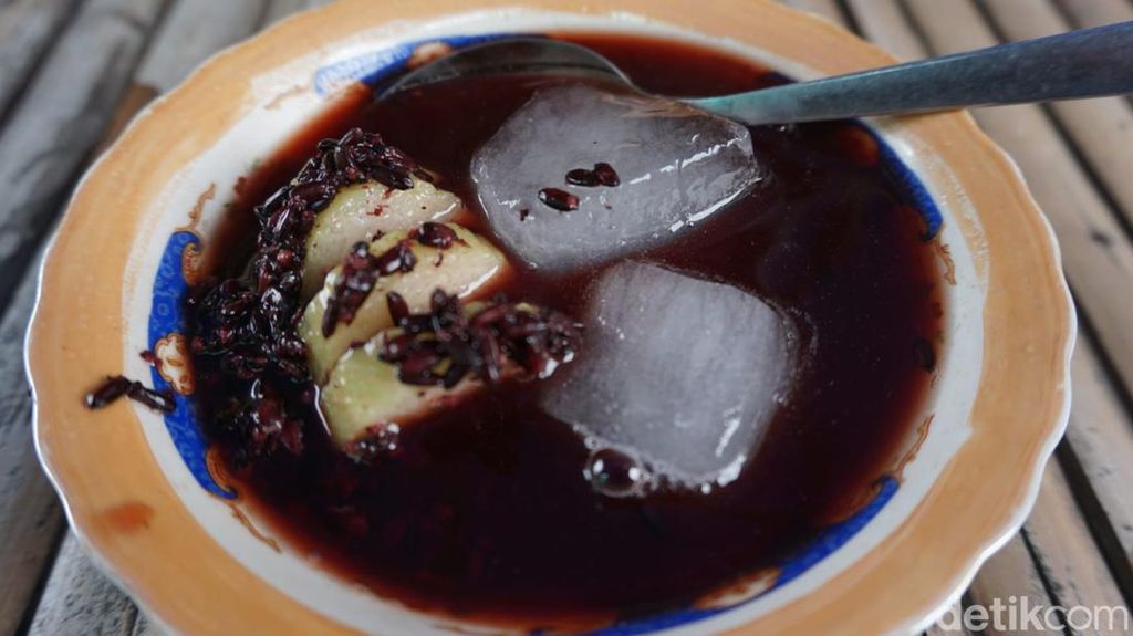 Segarnya Es Tape Ketan Hitam, Kuliner Favorit di Kolam Segaran