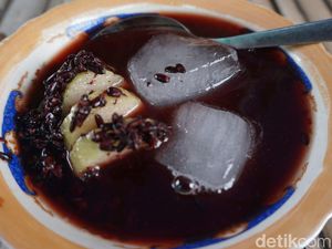 Segarnya Es Tape Ketan Hitam, Kuliner Favorit di Kolam Segaran
