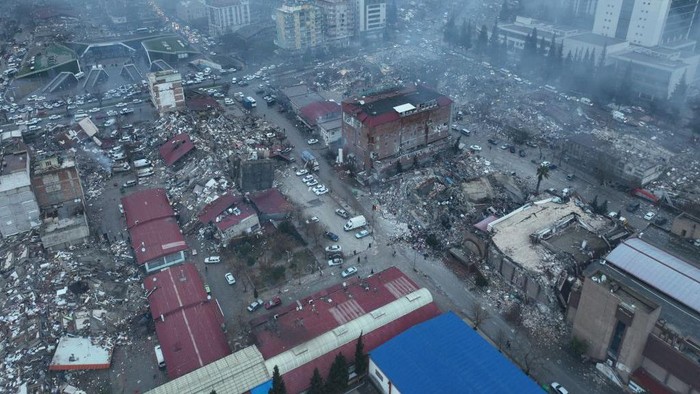 Foto Udara KahramanmaraΕ yang Hancur Diguncang Gempa Turki An aerial view shows damaged and collapsed buildings following an earthquake, in Kahramanmaras, Turkey February 7, 2023. REUTERS/Stringer NO RESALES. NO ARCHIVES.