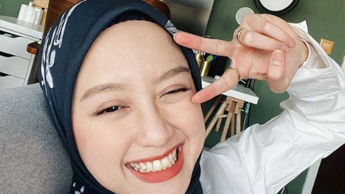10 Momen Gita Savitri Hangout dan Ngopi di Kafe Bareng Suami
