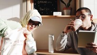 Ketika memiliki waktu luang, Gita Savitri dan Paul Partohap tak sungkan bersantai di kafe. Sambil menikmati minuman, Paul Partohap menyempatkan untuk membaca buku. Foto: Instagram/gitasav