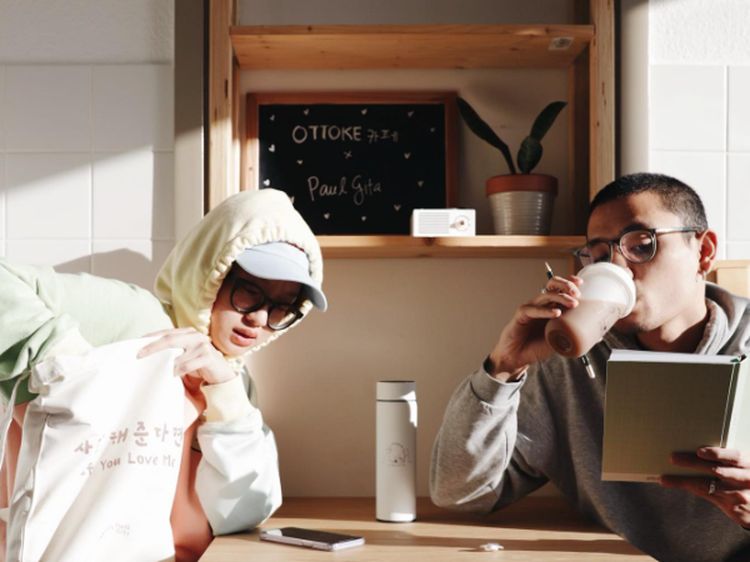 10 Momen Gita Savitri Hangout di Kafe Bareng Suami dan Beli Rambutan