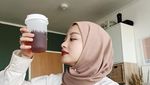 10 Momen Gita Savitri Hangout di Kafe Bareng Suami dan Beli Rambutan